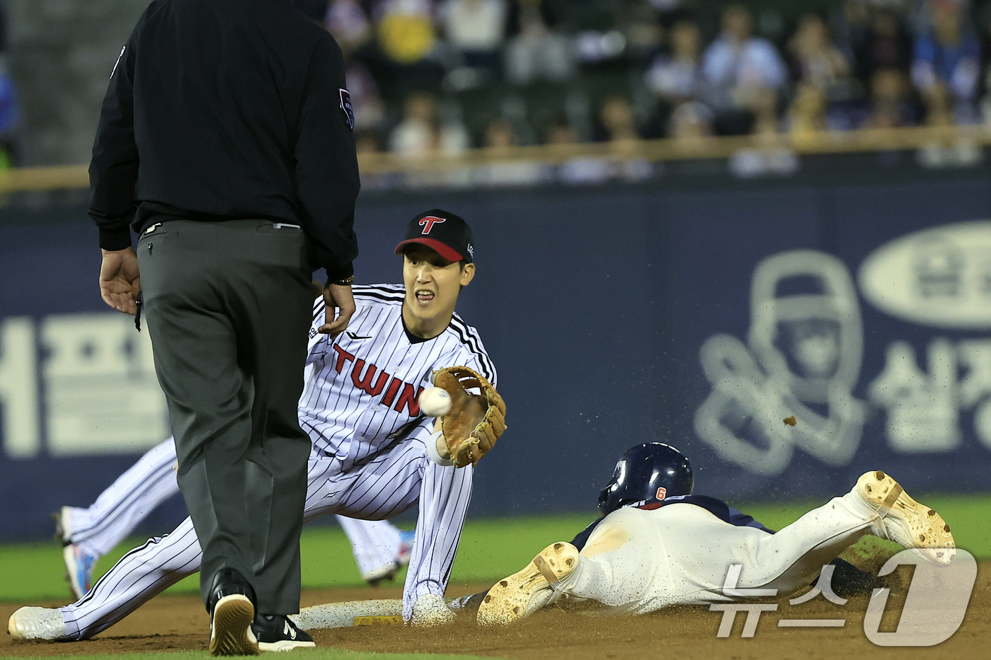 (서울=뉴스1) 박정호 기자 = 15일 서울 송파구 잠실야구장에서 열린 '2026 신한 SOL KBO리그' 롯데 자이언츠와 LG 트윈스의 경기, 9회초 2사 주자 1루 상황 롯데 …