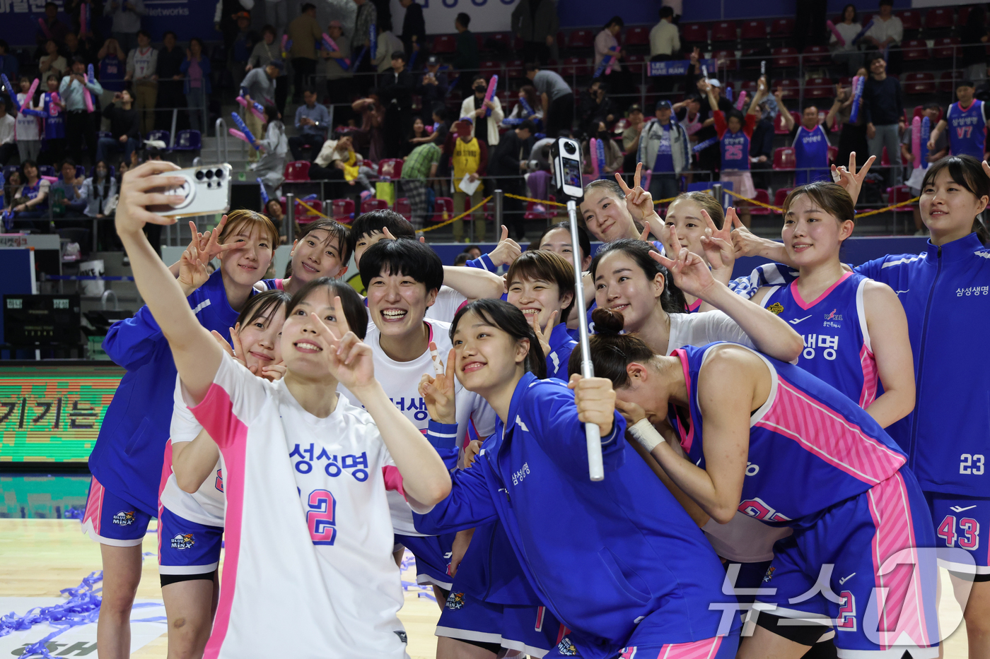 (용인=뉴스1) 김영운 기자 = 15일 경기 용인시 처인구 용인실내체육관에서 열린 'BNK 금융 2025-2026 여자프로농구 플레이오프 4차전' 용인 삼성생명 블루밍스와 부천 하 …