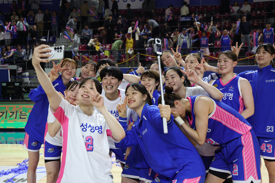 여자농구 삼성생명, 5년 만에 챔프전 진출…KB와 우승 다툼