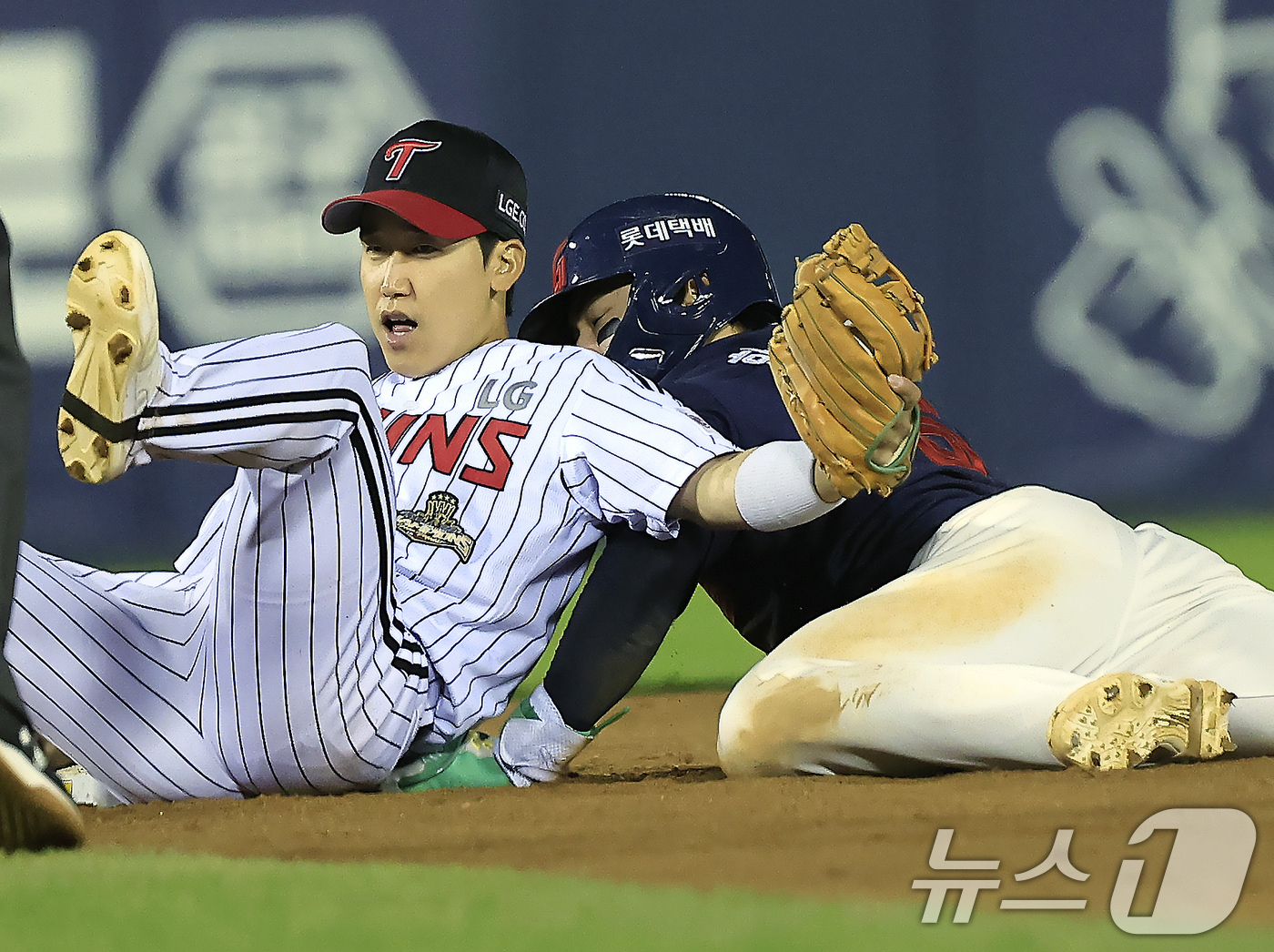 (서울=뉴스1) 박정호 기자 = 15일 서울 송파구 잠실야구장에서 열린 '2026 신한 SOL KBO리그' 롯데 자이언츠와 LG 트윈스의 경기, 9회초 2사 주자 1루 상황 롯데 …