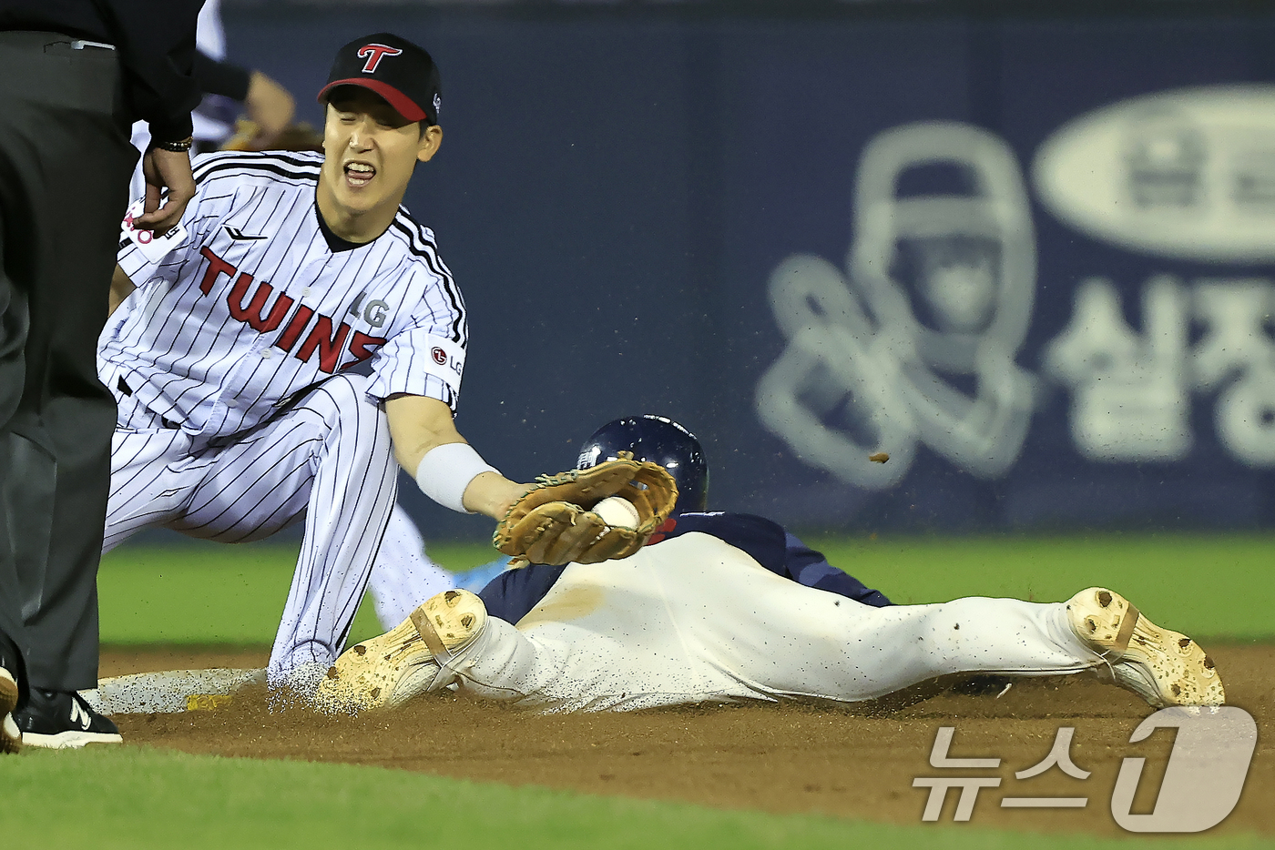 (서울=뉴스1) 박정호 기자 = 15일 서울 송파구 잠실야구장에서 열린 '2026 신한 SOL KBO리그' 롯데 자이언츠와 LG 트윈스의 경기, 9회초 2사 주자 1루 상황 롯데 …