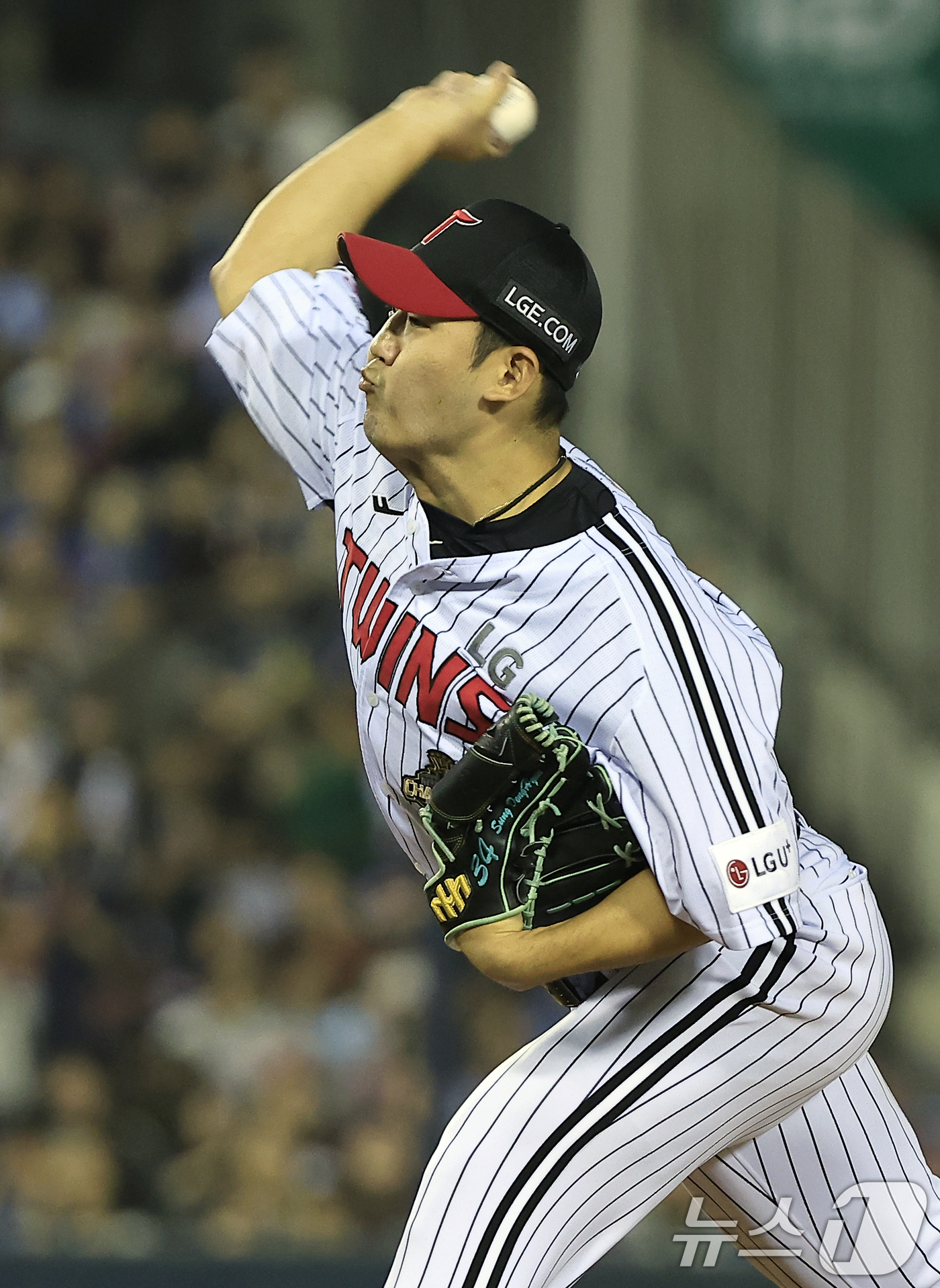 (서울=뉴스1) 박정호 기자 = 15일 서울 송파구 잠실야구장에서 열린 '2026 신한 SOL KBO리그' 롯데 자이언츠와 LG 트윈스의 경기, 9회초 LG 성동현이 역투하고 있다 …