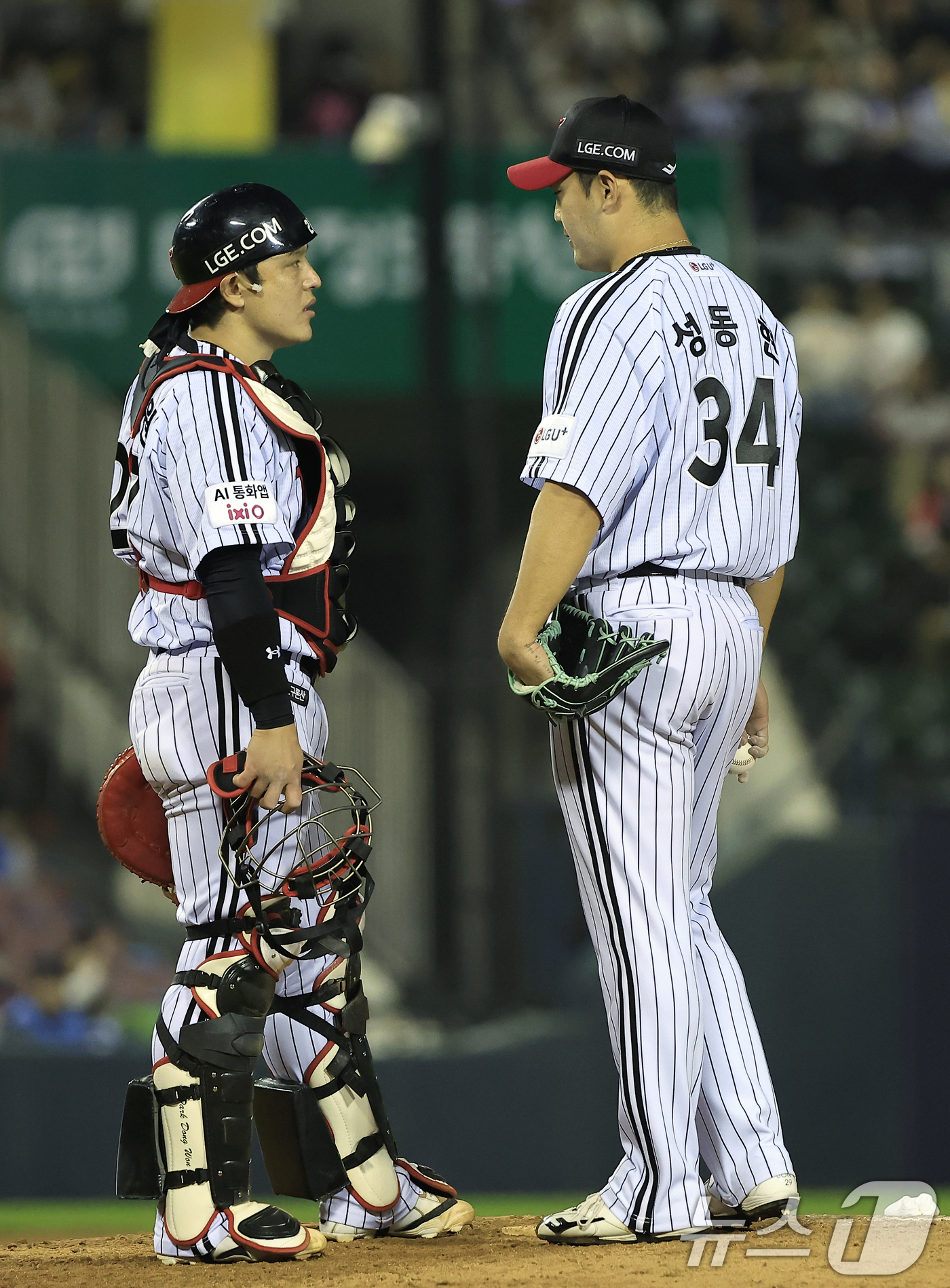 (서울=뉴스1) 박정호 기자 = 15일 서울 송파구 잠실야구장에서 열린 '2026 신한 SOL KBO리그' 롯데 자이언츠와 LG 트윈스의 경기, 9회초 LG 성동현이 마운드를 찾은 …