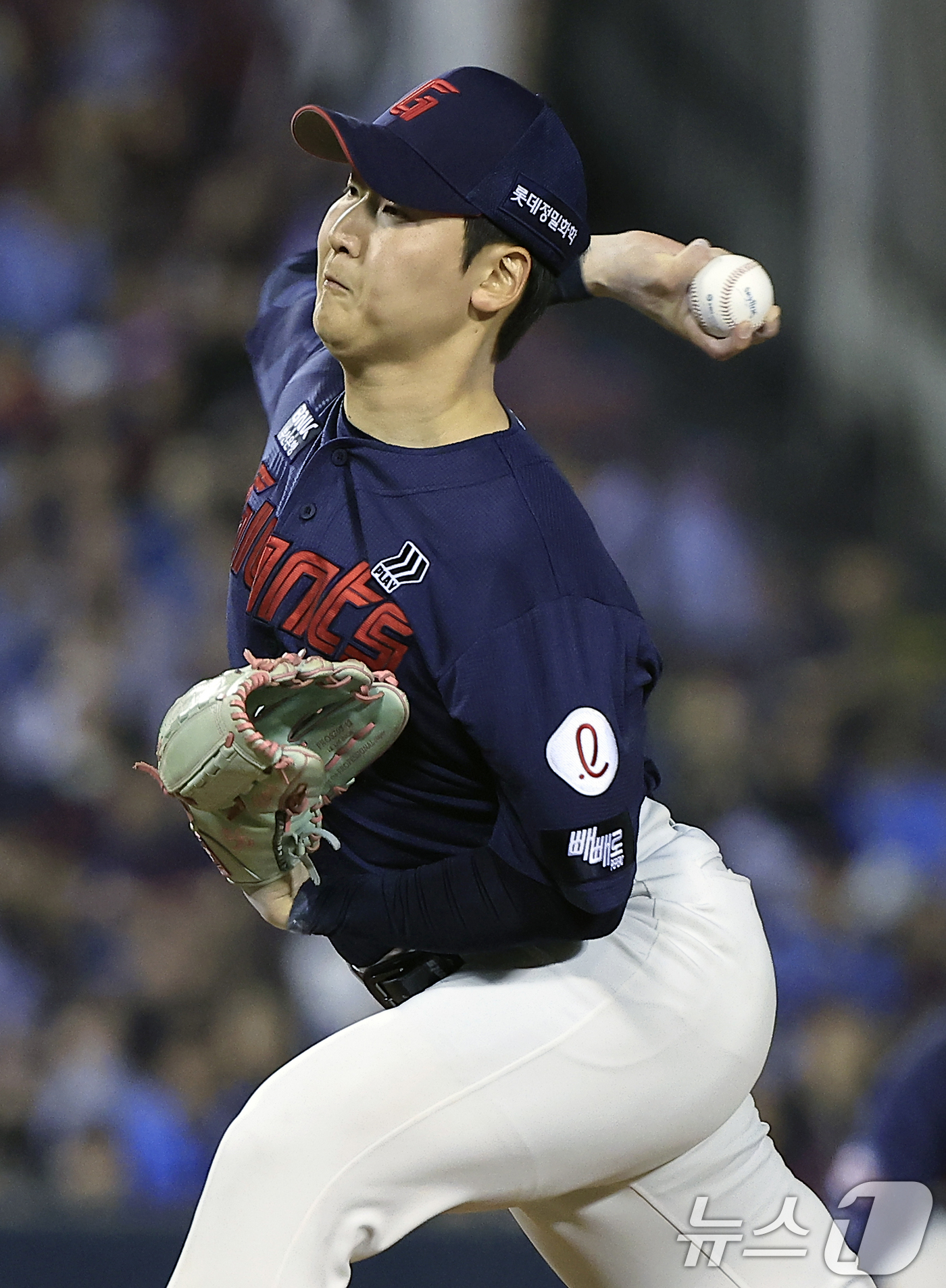 (서울=뉴스1) 박정호 기자 = 15일 서울 송파구 잠실야구장에서 열린 '2026 신한 SOL KBO리그' 롯데 자이언츠와 LG 트윈스의 경기, 9회말 롯데 최준용이 역투하고 있다 …