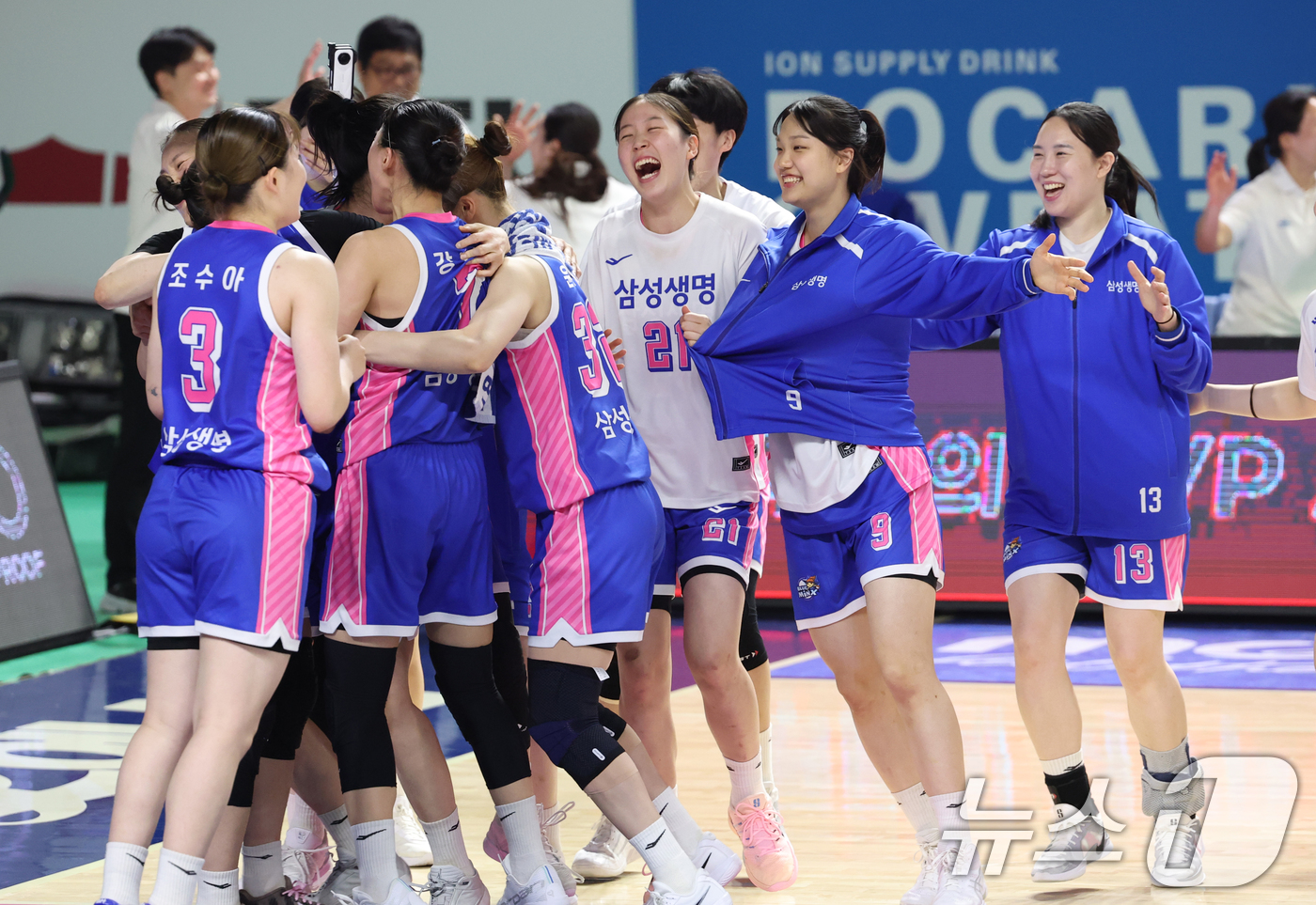 (용인=뉴스1) 김영운 기자 = 15일 경기 용인시 처인구 용인실내체육관에서 열린 'BNK 금융 2025-2026 여자프로농구 플레이오프 4차전' 용인 삼성생명 블루밍스와 부천 하 …