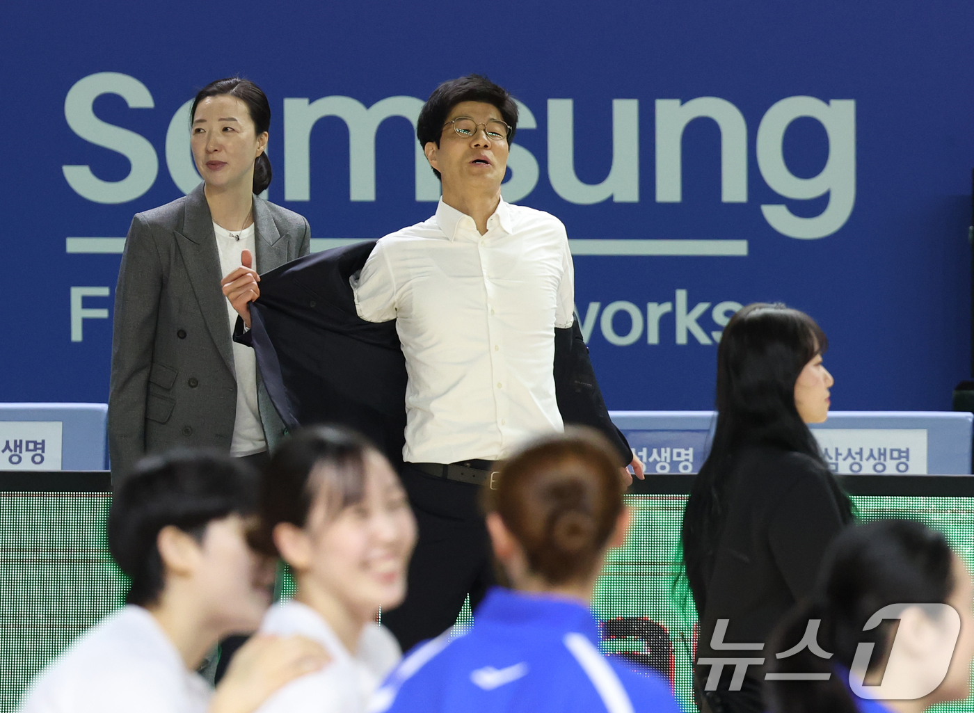 (용인=뉴스1) 김영운 기자 = 15일 경기 용인시 처인구 용인실내체육관에서 열린 'BNK 금융 2025-2026 여자프로농구 플레이오프 4차전' 용인 삼성생명 블루밍스와 부천 하 …