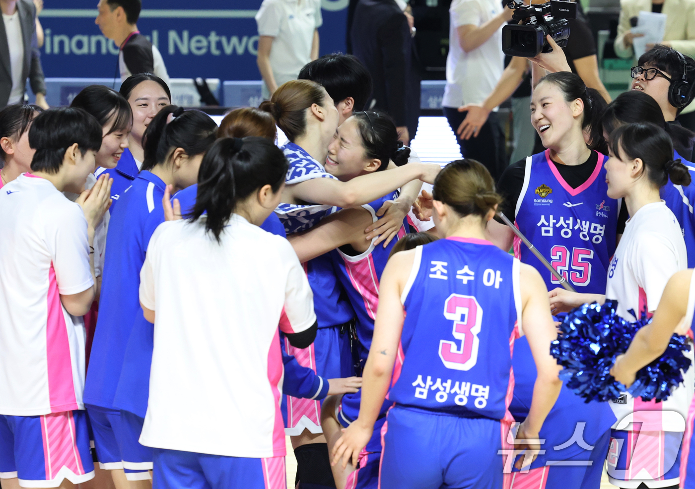 (용인=뉴스1) 김영운 기자 = 15일 경기 용인시 처인구 용인실내체육관에서 열린 'BNK 금융 2025-2026 여자프로농구 플레이오프 4차전' 용인 삼성생명 블루밍스와 부천 하 …