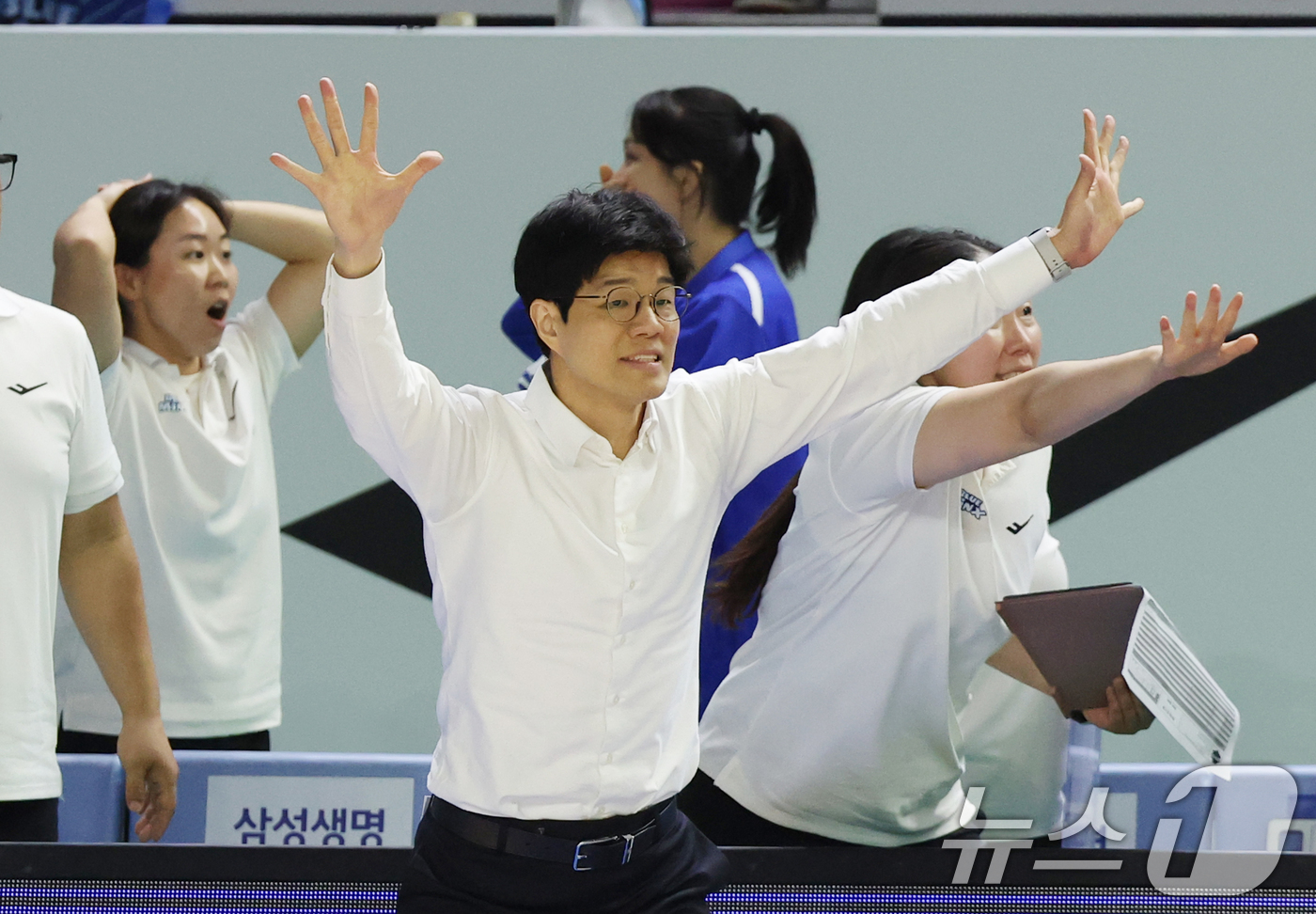 (용인=뉴스1) 김영운 기자 = 15일 경기 용인시 처인구 용인실내체육관에서 열린 'BNK 금융 2025-2026 여자프로농구 플레이오프 4차전' 용인 삼성생명 블루밍스와 부천 하 …