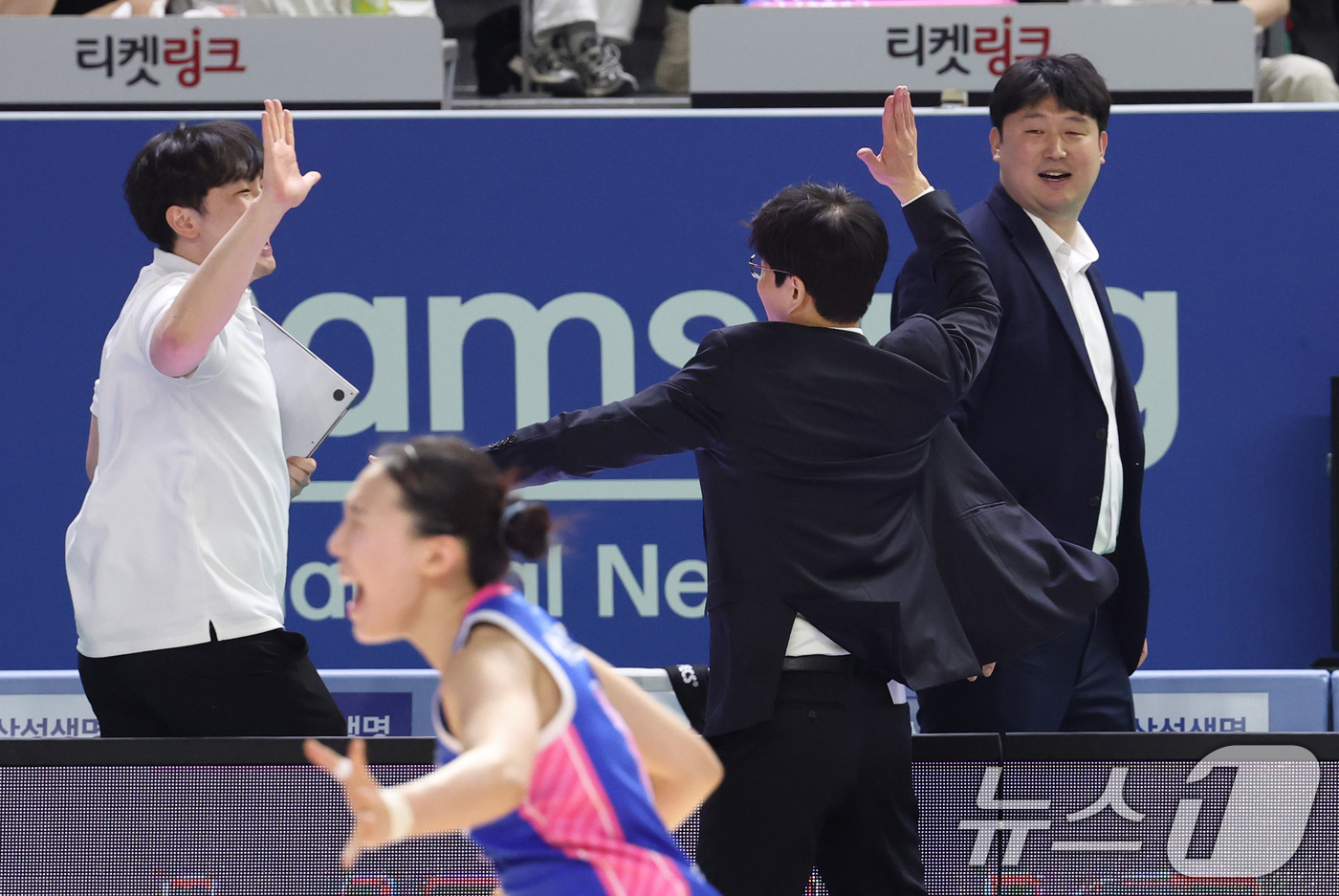 (용인=뉴스1) 김영운 기자 = 15일 경기 용인시 처인구 용인실내체육관에서 열린 'BNK 금융 2025-2026 여자프로농구 플레이오프 4차전' 용인 삼성생명 블루밍스와 부천 하 …