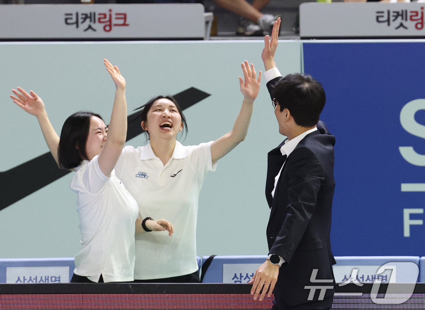 (용인=뉴스1) 김영운 기자 = 15일 경기 용인시 처인구 용인실내체육관에서 열린 'BNK 금융 2025-2026 여자프로농구 플레이오프 4차전' 용인 삼성생명 블루밍스와 부천 하 …