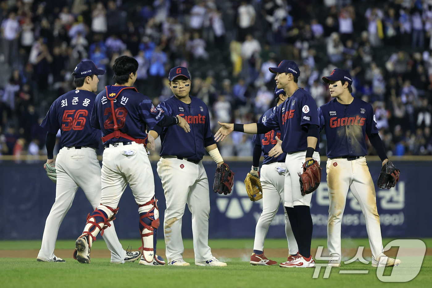 (서울=뉴스1) 박정호 기자 = 15일 서울 송파구 잠실야구장에서 열린 '2026 신한 SOL KBO리그' 롯데 자이언츠와 LG 트윈스의 경기에서 승리한 롯데 선수들이 자축하고 있 …