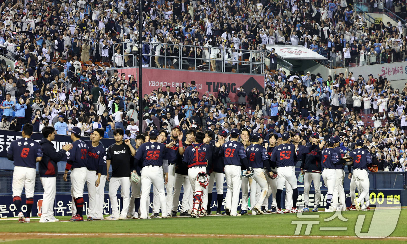 (서울=뉴스1) 최지환 기자 = 15일 서울 송파구 잠실야구장에서 열린 '2026 신한 SOL KBO리그' 열린 롯데자이언츠와 LG트윈스의 경기에서 2:0으로 승리한 롯데 선수들이 …