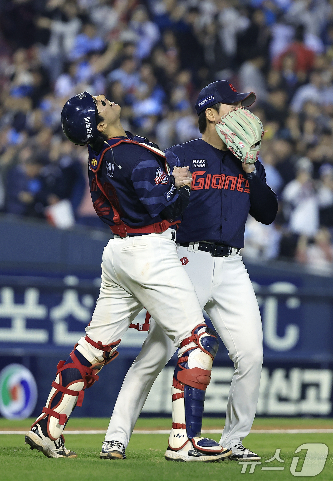 (서울=뉴스1) 박정호 기자 = 15일 서울 송파구 잠실야구장에서 열린 '2026 신한 SOL KBO리그' 롯데 자이언츠와 LG 트윈스의 경기 9회말 이닝을 막은 롯데 최준용과 손 …