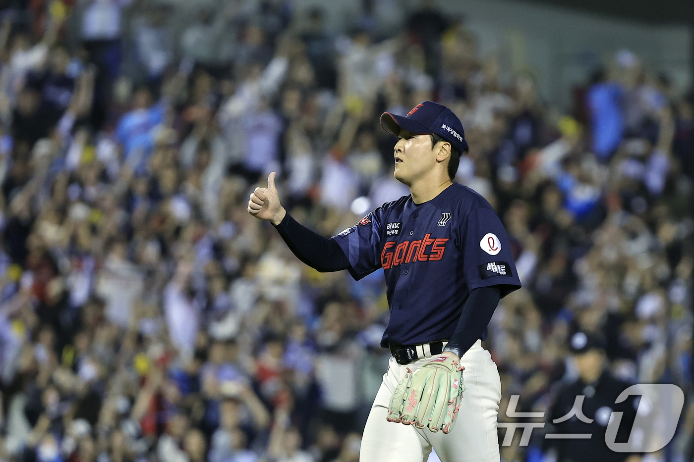 (서울=뉴스1) 박정호 기자 = 15일 서울 송파구 잠실야구장에서 열린 '2026 신한 SOL KBO리그' 롯데 자이언츠와 LG 트윈스의 경기 9회말 이닝을 막은 롯데 최준용이 손 …