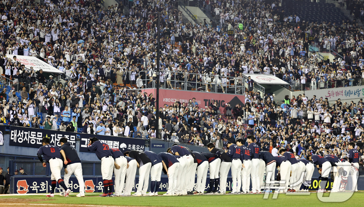 (서울=뉴스1) 최지환 기자 = 15일 서울 송파구 잠실야구장에서 열린 '2026 신한 SOL KBO리그' 열린 롯데자이언츠와 LG트윈스의 경기에서 2:0으로 승리한 롯데 선수들이 …