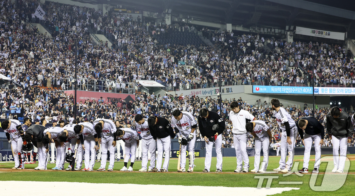 (서울=뉴스1) 최지환 기자 = 15일 서울 송파구 잠실야구장에서 열린 '2026 신한 SOL KBO리그' 열린 롯데자이언츠와 LG트윈스의 경기에서 2:0으로 패배한 LG 선수들이 …