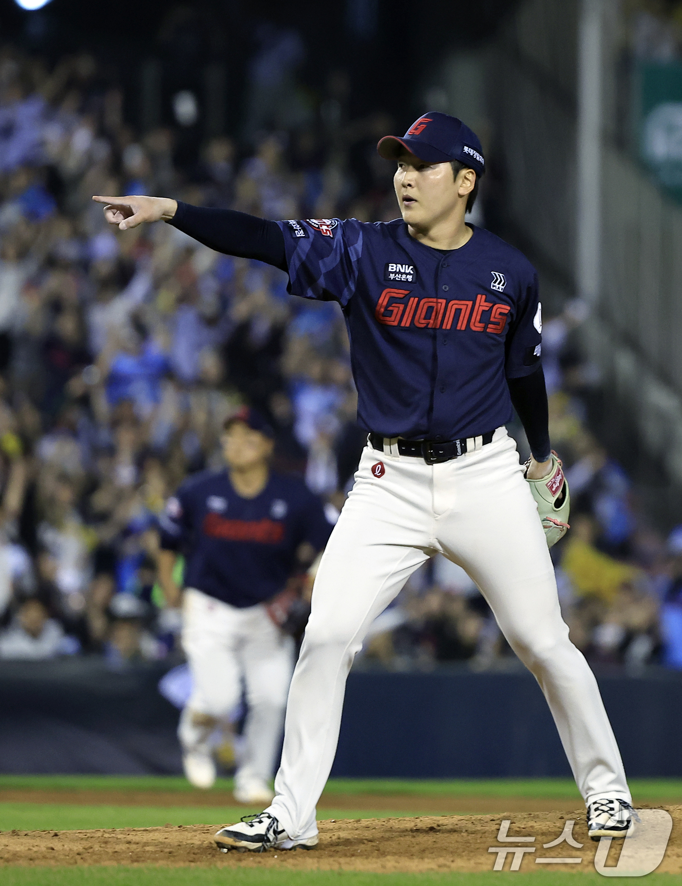 (서울=뉴스1) 박정호 기자 = 15일 서울 송파구 잠실야구장에서 열린 '2026 신한 SOL KBO리그' 롯데 자이언츠와 LG 트윈스의 경기 9회말 이닝을 막은 롯데 최준용이 L …