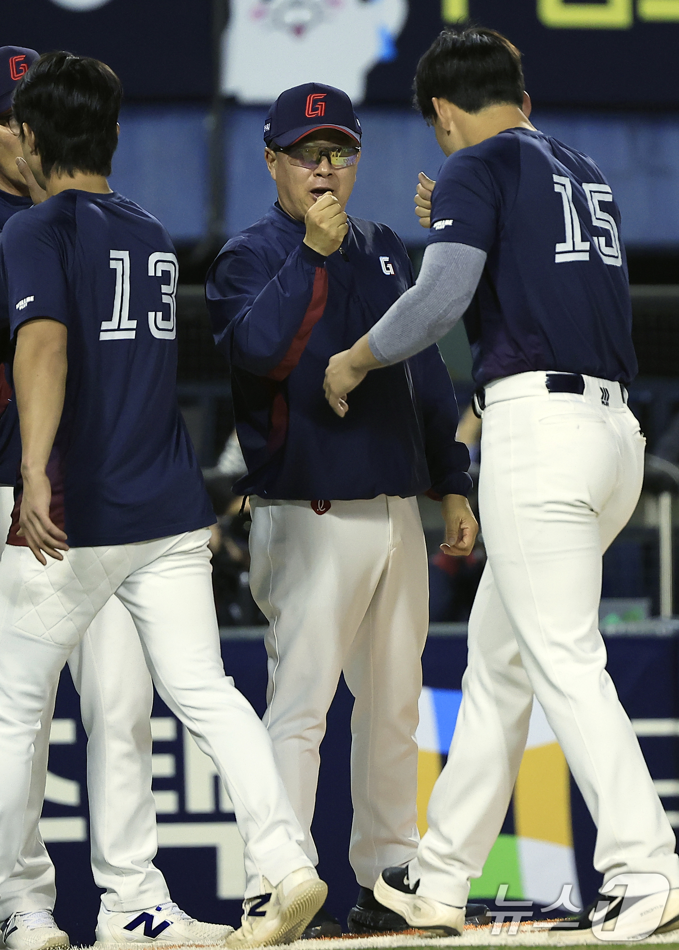 (서울=뉴스1) 박정호 기자 = 15일 서울 송파구 잠실야구장에서 열린 '2026 신한 SOL KBO리그' 롯데 자이언츠와 LG 트윈스의 경기를 승리한 롯데 김태형 감독이 선수들과 …