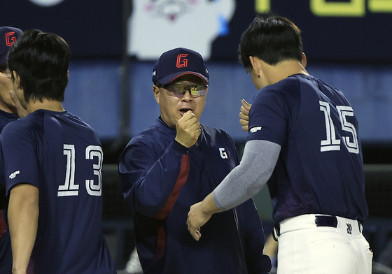 미소 짓는 김태형 감독