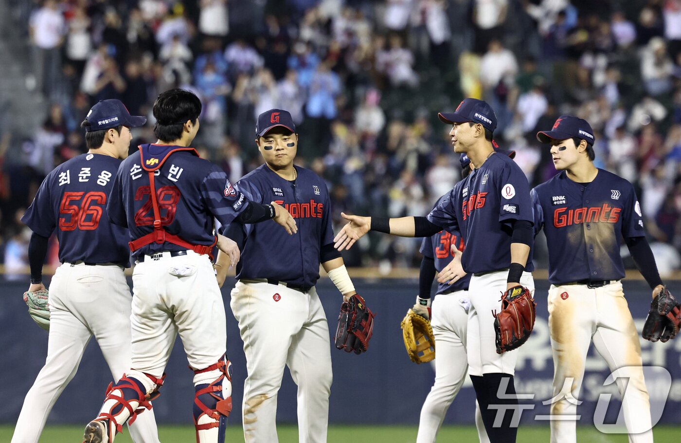 본문 이미지 - 15일 서울 송파구 잠실야구장에서 열린 '2026 신한 SOL KBO리그' 열린 롯데자이언츠와 LG트윈스의 경기에서 2:0으로 승리한 롯데 선수들이 기쁨을 나누고 있다. 2026.4.15 ⓒ 뉴스1 최지환 기자