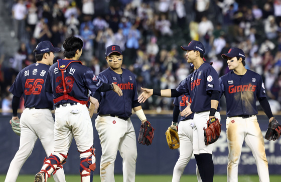 승리의 기쁨 나누는 롯데