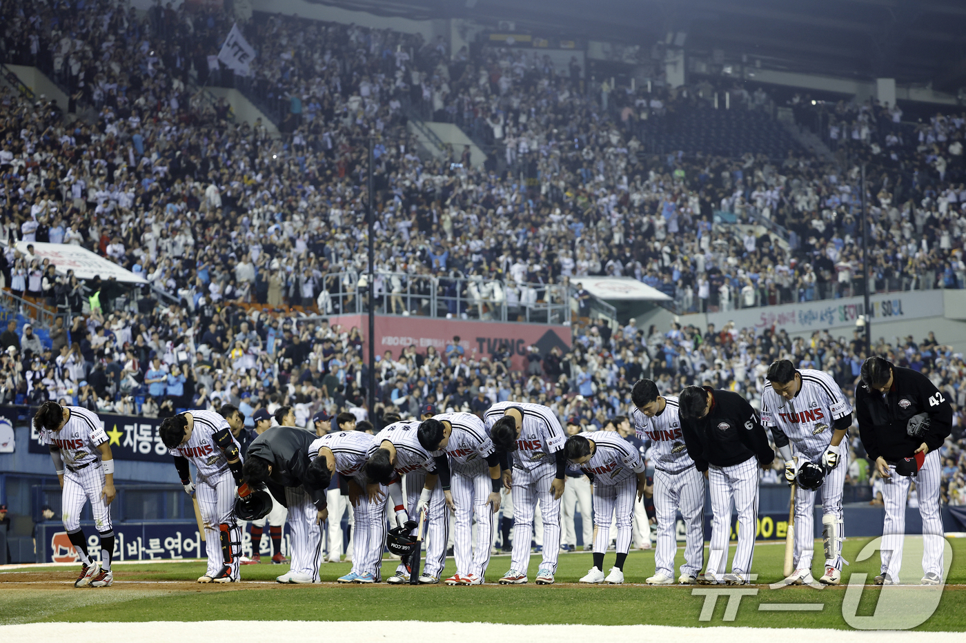(서울=뉴스1) 박정호 기자 = 15일 서울 송파구 잠실야구장에서 열린 '2026 신한 SOL KBO리그' 롯데 자이언츠와 LG 트윈스의 경기에서 롯데에 패하며 연승 행진을 멈춘 …