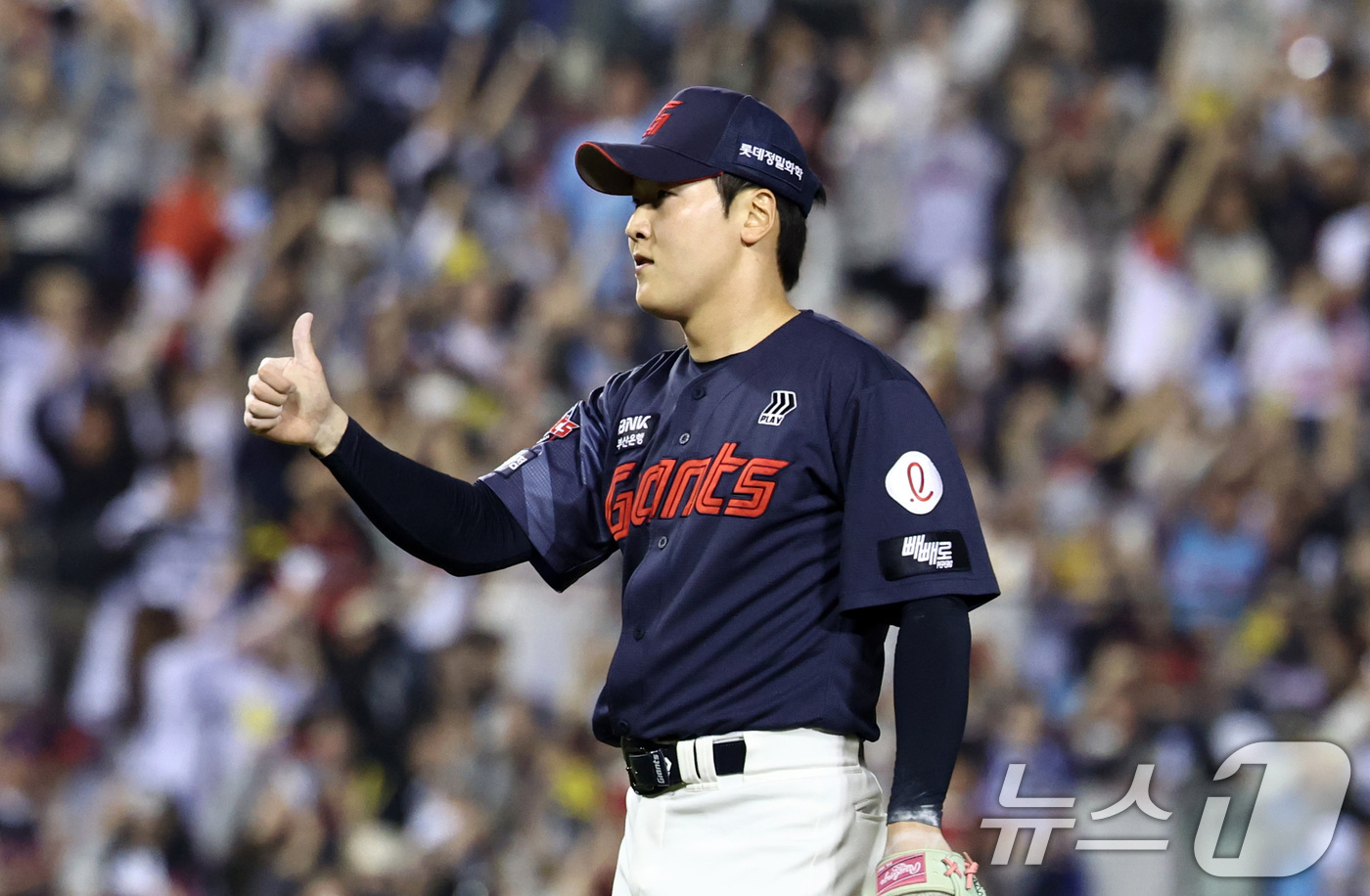 (서울=뉴스1) 최지환 기자 = 15일 서울 송파구 잠실야구장에서 열린 '2026 신한 SOL KBO리그' 열린 롯데자이언츠와 LG트윈스의 경기, 9회말 이닝을 막은 롯데 최준용이 …