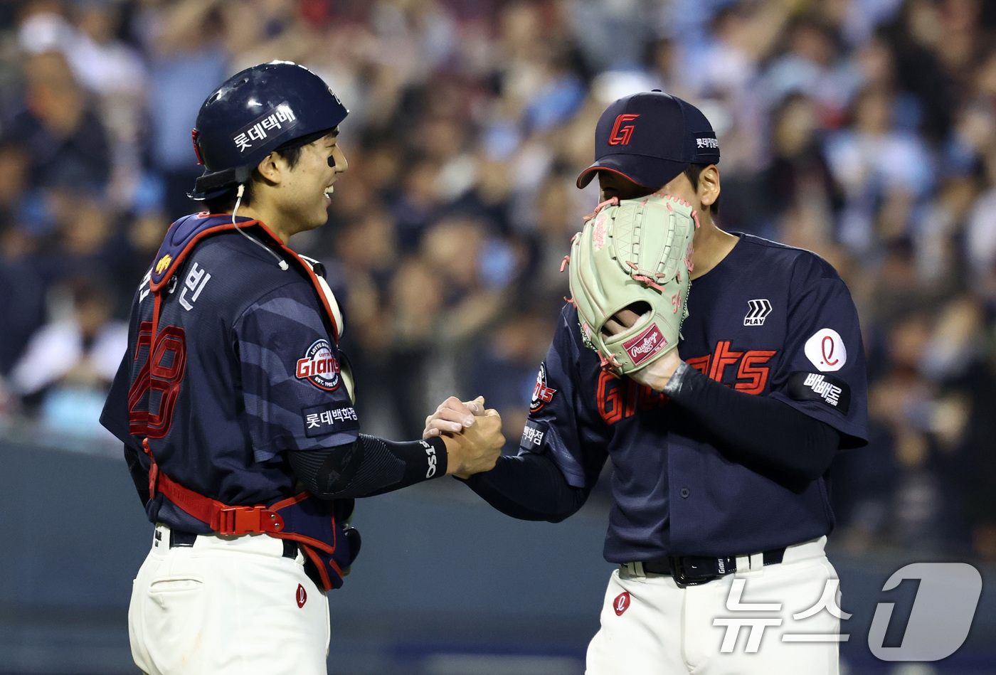 (서울=뉴스1) 최지환 기자 = 15일 서울 송파구 잠실야구장에서 열린 '2026 신한 SOL KBO리그' 열린 롯데자이언츠와 LG트윈스의 경기, 9회말 이닝을 막은 롯데 최준용이 …