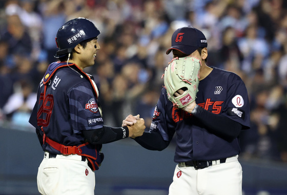 승리의 기쁨 나누는 롯데 배터리