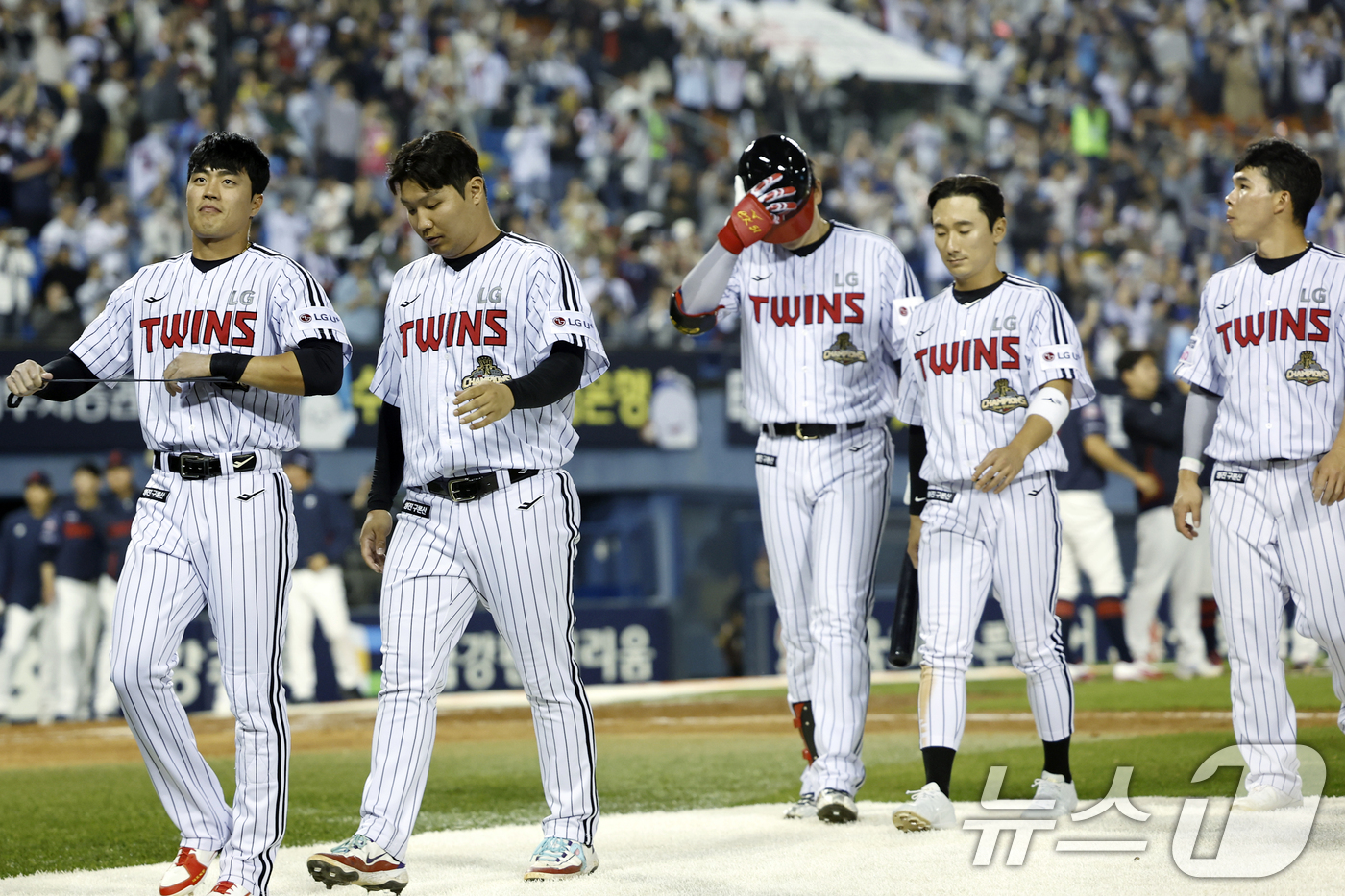 (서울=뉴스1) 박정호 기자 = 15일 서울 송파구 잠실야구장에서 열린 '2026 신한 SOL KBO리그' 롯데 자이언츠와 LG 트윈스의 경기에서 롯데에 패하며 연승 행진을 멈춘 …