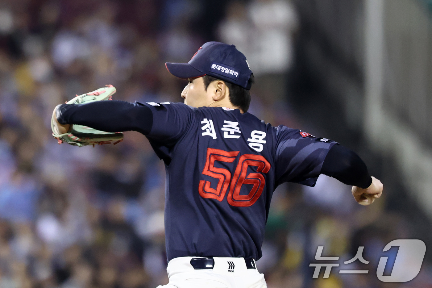 (서울=뉴스1) 최지환 기자 = 15일 서울 송파구 잠실야구장에서 열린 '2026 신한 SOL KBO리그' 열린 롯데자이언츠와 LG트윈스의 경기, 9회말 등판한 롯데 최준용이 역투 …