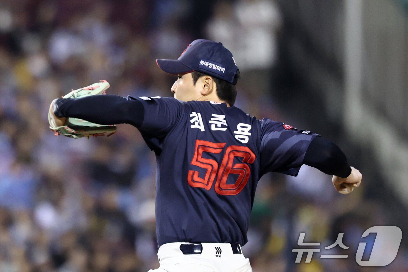 본문 이미지 - 15일 서울 송파구 잠실야구장에서 열린 '2026 신한 SOL KBO리그' 열린 롯데자이언츠와 LG트윈스의 경기, 9회말 등판한 롯데 최준용이 역투하고 있다. 2026.4.15 ⓒ 뉴스1 최지환 기자