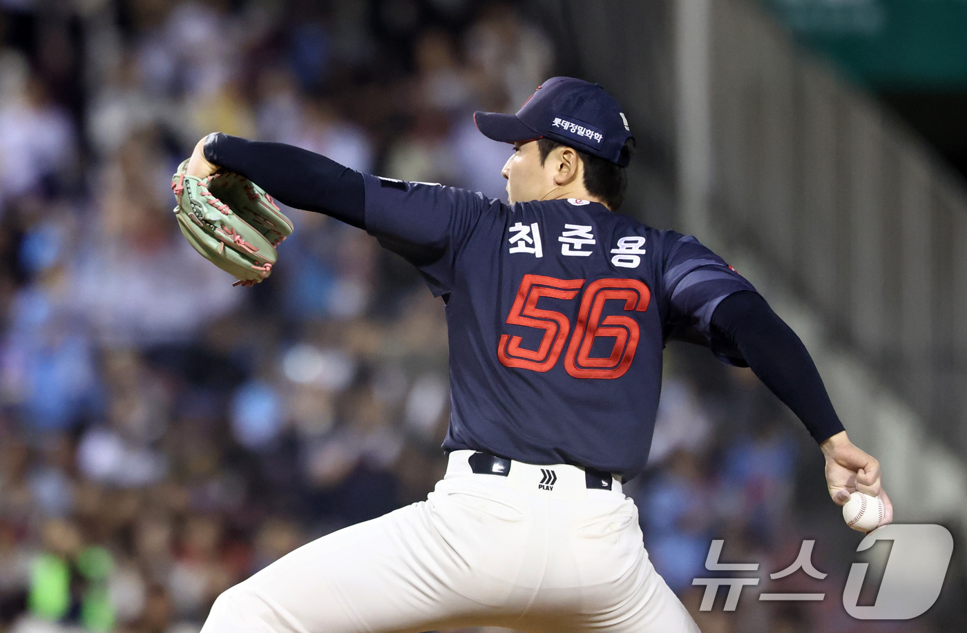 (서울=뉴스1) 최지환 기자 = 15일 서울 송파구 잠실야구장에서 열린 '2026 신한 SOL KBO리그' 열린 롯데자이언츠와 LG트윈스의 경기, 9회말 등판한 롯데 최준용이 역투 …