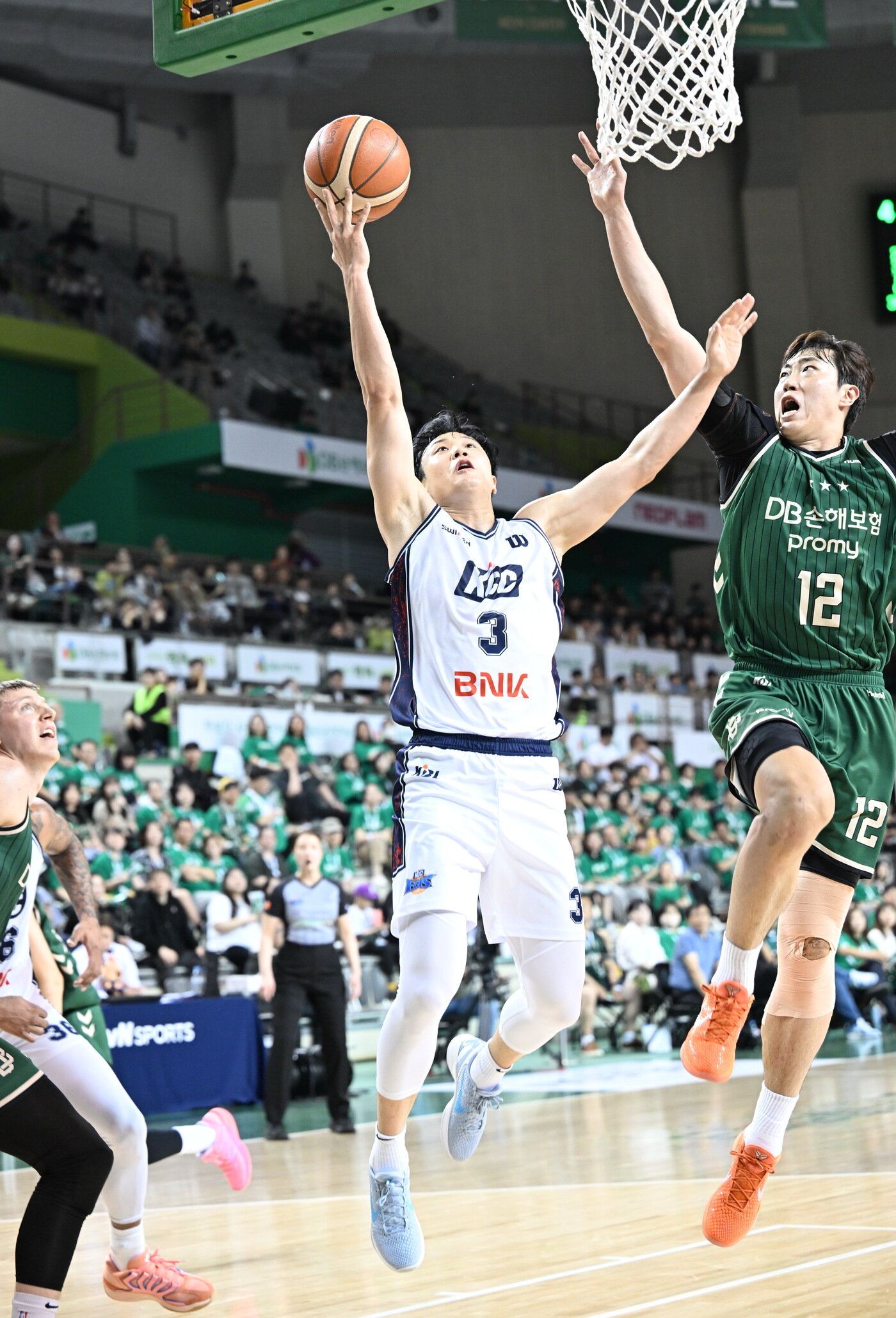 본문 이미지 - 슛 시도하는 부산 KCC 허웅(왼쪽). (KBL 제공)