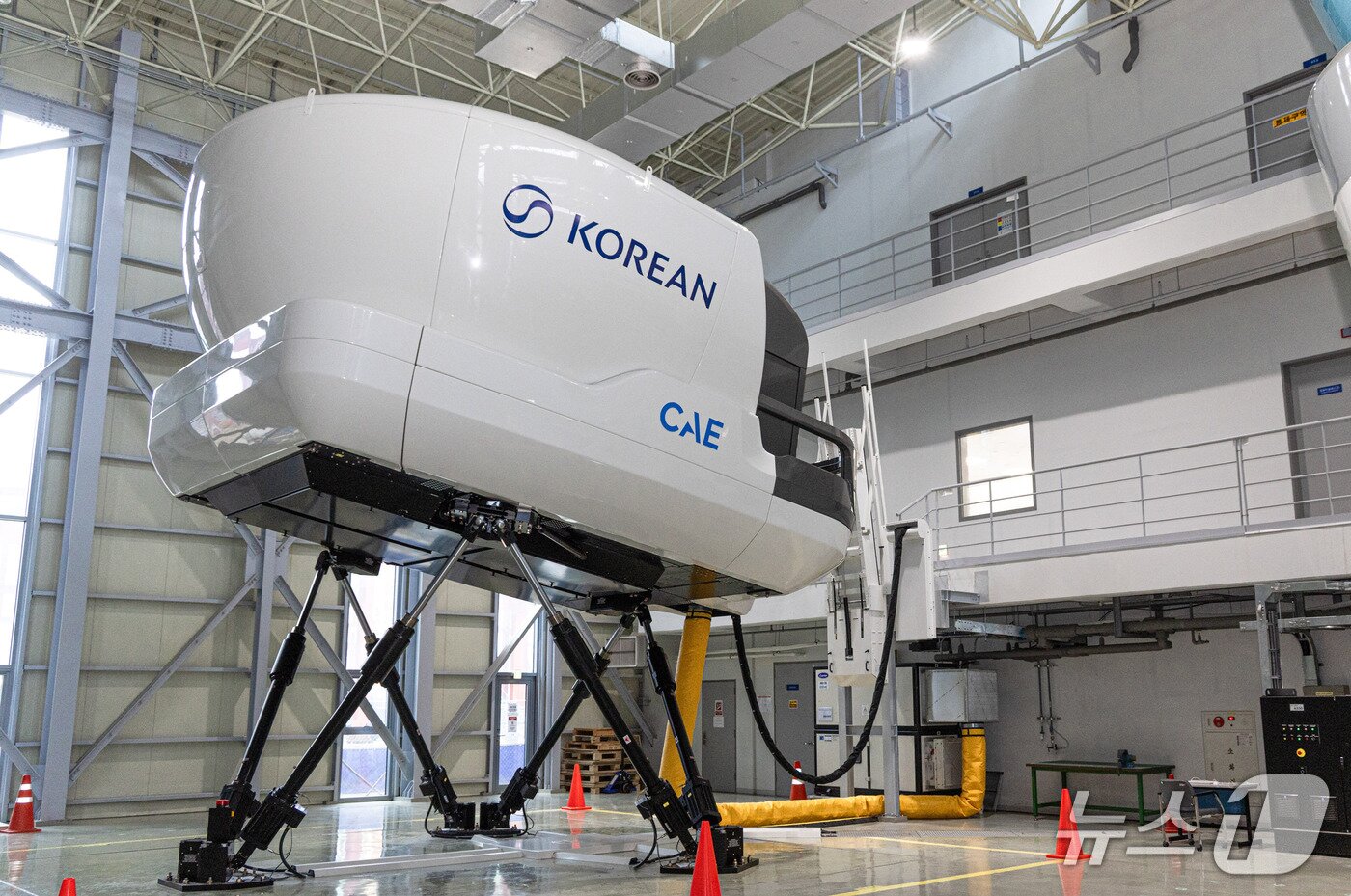 본문 이미지 -  ‘조종사 모의비행장치(Full Flight Simulator·FFS)’.(대한항공 제공)