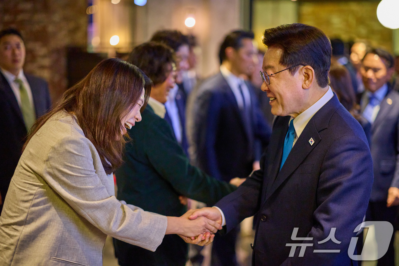 (서울=뉴스1) 허경 기자 = 이재명 대통령이 15일 서울 용산구 CGV에서 영화 '내 이름은'을 관람한 뒤 염혜란 배우와 인사하고 있다. (청와대 제공. 재판매 및 DB 금지) …