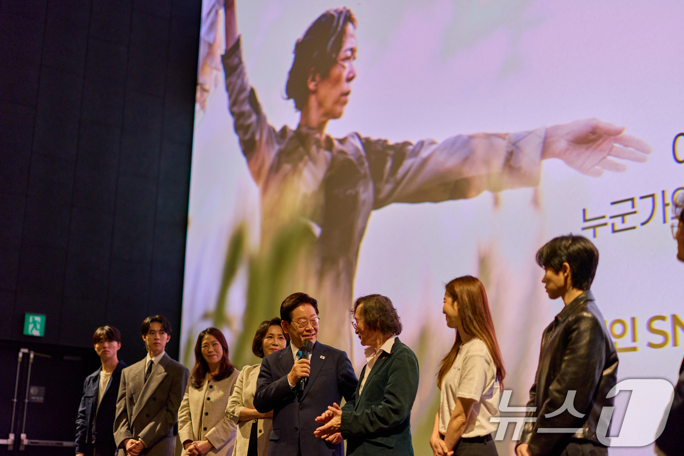 (서울=뉴스1) 허경 기자 = 이재명 대통령이 15일 서울 용산구 CGV에서 영화 '내 이름은'을 관람한 뒤 정지영 감독과 대화하고 있다. (청와대 제공. 재판매 및 DB 금지) …