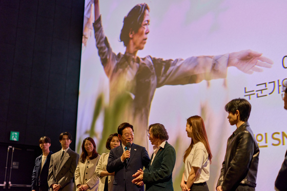 정지영 감독과 대화하는 이재명 대통령