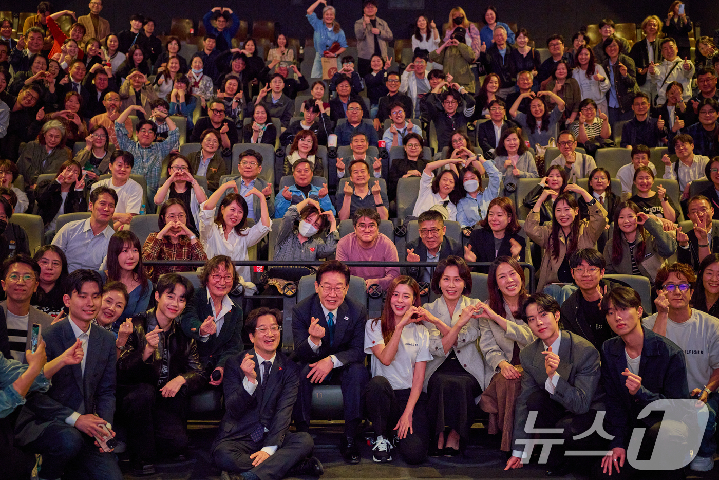 (서울=뉴스1) 허경 기자 = 이재명 대통령과 김혜경 여사가 15일 서울 용산구 CGV에서 영화 '내 이름은'을 관람한 뒤 정지영 감독 등 배우, 관객들과 기념촬영을 하고 있다. …