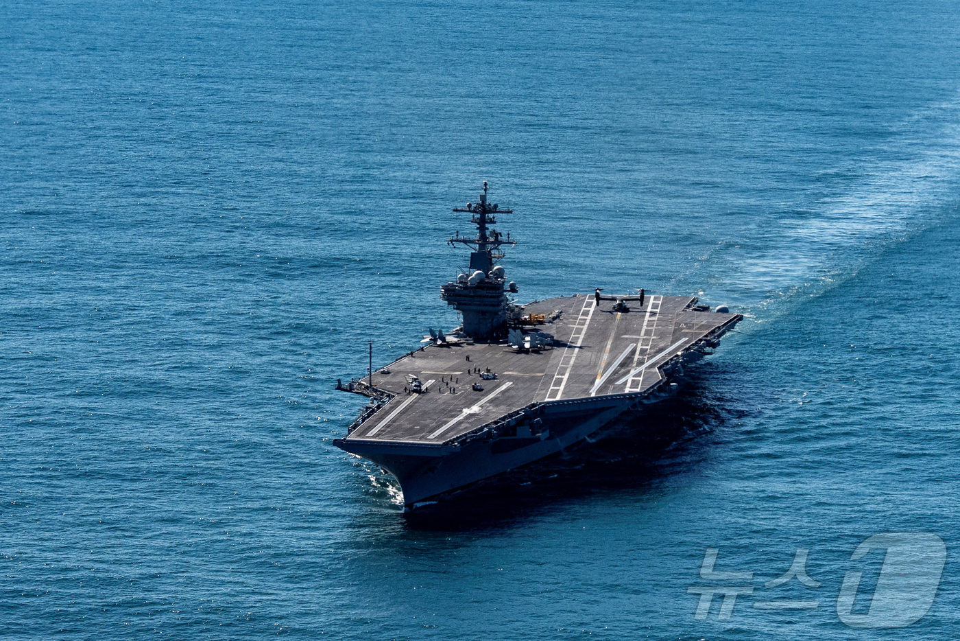 (노퍽 로이터=뉴스1) 이창규 기자 = 조지 H.W. 부시 미국 항공모함이 미국 버지니아주 노퍽 해안 인근에서 항해 중이다. 2025.10.5./뉴스1ⓒ 로이터=뉴스1