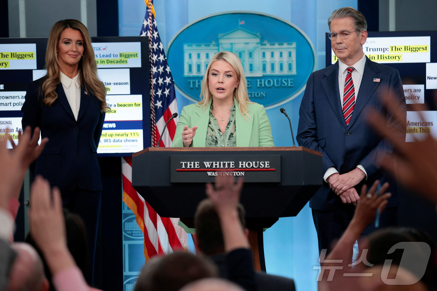 (워싱턴DC 로이터=뉴스1) 류정민 특파원 = 캐롤라인 레빗 백악관 대변인(가운데)이 15일(현지시간) 스콧 베선트 재무장관과 켈리 로플러 중소기업청장이 참석한 가운데 열린 브리핑 …