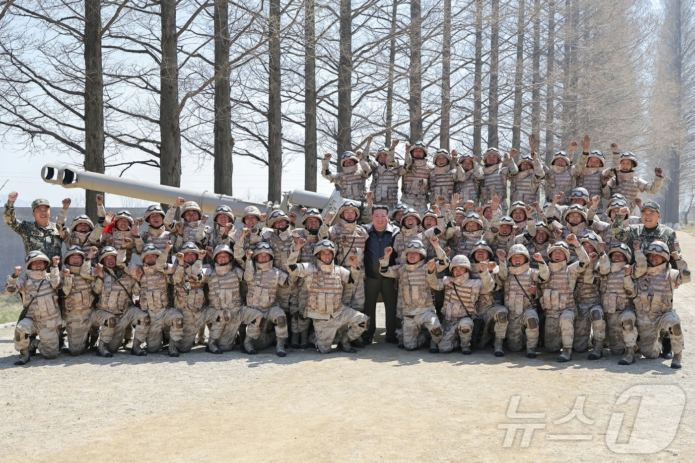 (평양 노동신문=뉴스1) = 북한 노동당 기관지 노동신문은 16일 "김정은 동지께서 4월 15일 태양절에 즈음하여 조직한 조선인민군 서부지구 대련합부대 관하 포병구분대들 사이의 포 …