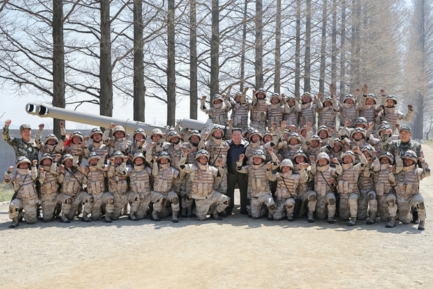 김정은, 태양절 포병사격 참관…"포병무력 현대화 철저히 관철"(종합)