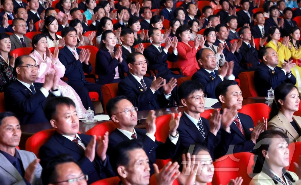 (평양 노동신문=뉴스1) = 북한 노동당 기관지 노동신문은 16일 "위대한 수령 김일성동지 탄생 114돐(주년)경축 만수대예술단 음악무용종합공연이 15일 동평양대극장에서 진행되였다 …
