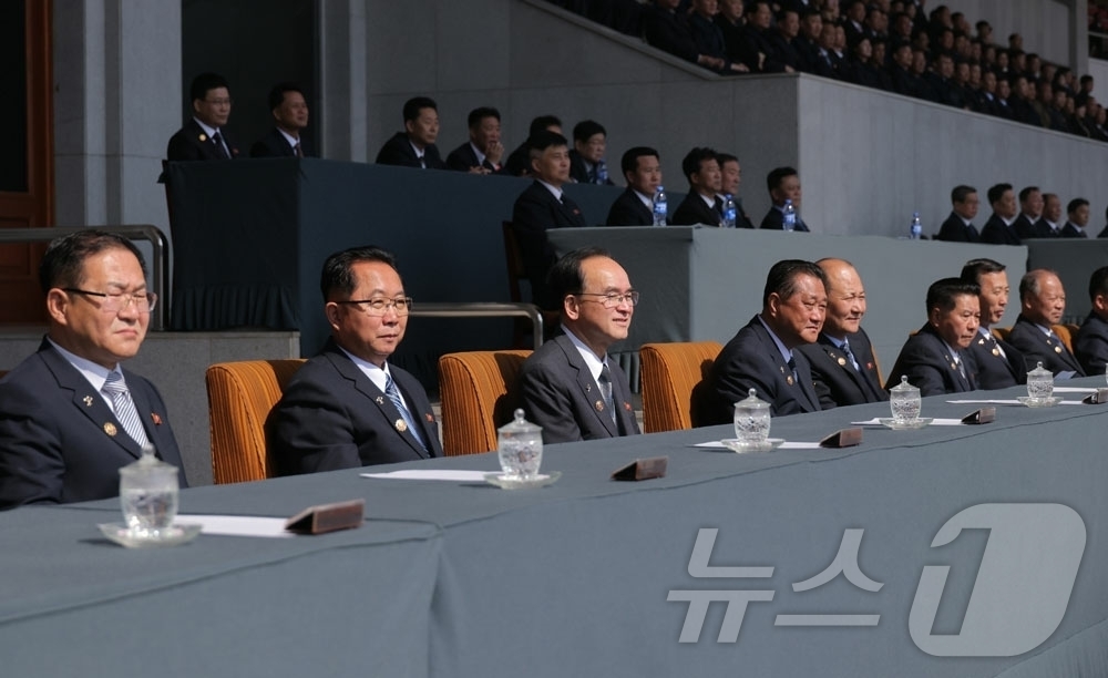 (평양 노동신문=뉴스1) = 북한 노동당 기관지 노동신문은 16일 "경사스러운 4월의 명절을 맞으며 장수봉팀과 월미도팀사이의 남자축구경기가 15일 김일성경기장에서 진행되였다"고 보 …