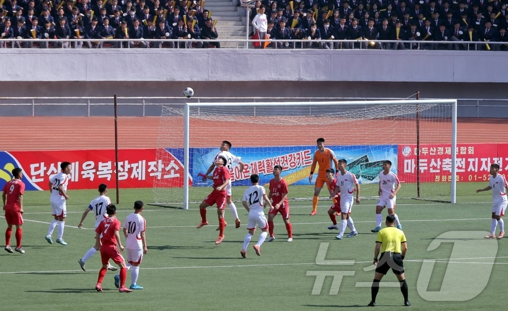 (평양 노동신문=뉴스1) = 북한 노동당 기관지 노동신문은 16일 "경사스러운 4월의 명절을 맞으며 장수봉팀과 월미도팀사이의 남자축구경기가 15일 김일성경기장에서 진행되였다"고 보 …