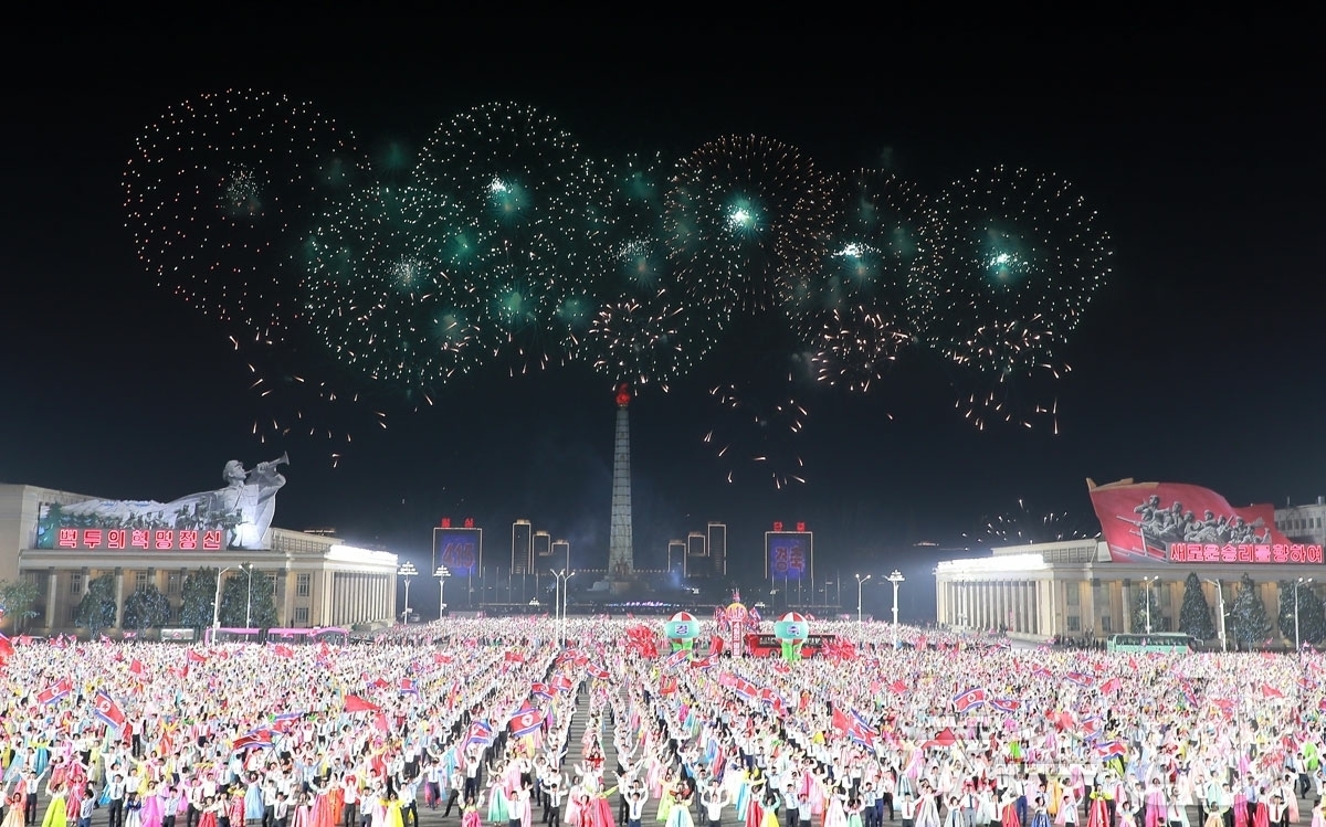 (평양 노동신문=뉴스1) = 북한 노동당 기관지 노동신문은 16일 "위대한 수령 김일성동지 탄생 114돐(주년) 경축 평양시청년학생들의 야회 및 축포발사가 15일에 진행되였다"고 …