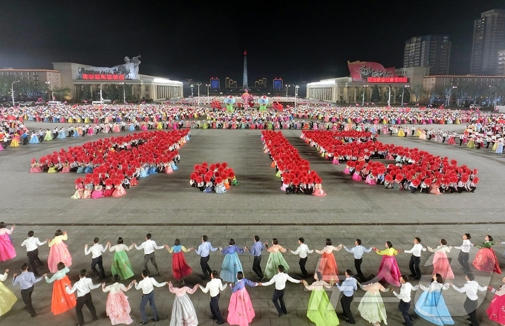 (평양 노동신문=뉴스1) = 북한 노동당 기관지 노동신문은 16일 "위대한 수령 김일성동지 탄생 114돐(주년) 경축 평양시청년학생들의 야회 및 축포발사가 15일에 진행되였다"고 …