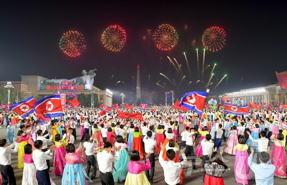 (평양 노동신문=뉴스1) = 북한 노동당 기관지 노동신문은 16일 "위대한 수령 김일성동지 탄생 114돐(주년) 경축 평양시청년학생들의 야회 및 축포발사가 15일에 진행되였다"고 …