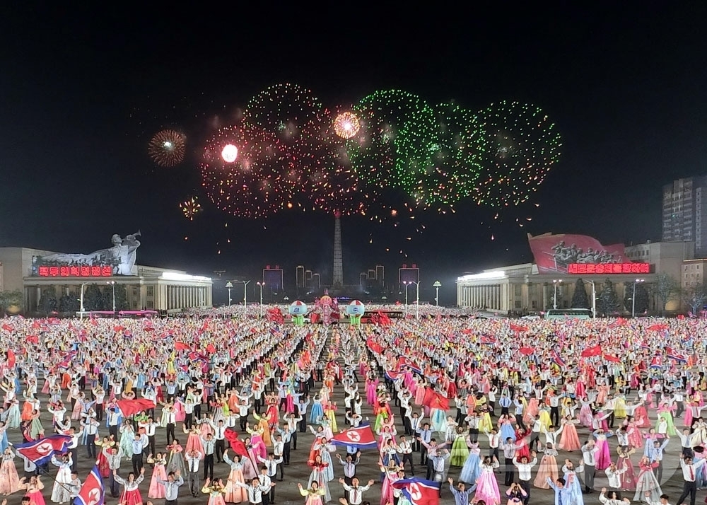 (평양 노동신문=뉴스1) = 북한 노동당 기관지 노동신문은 16일 "위대한 수령 김일성동지 탄생 114돐(주년) 경축 평양시청년학생들의 야회 및 축포발사가 15일에 진행되였다"고 …